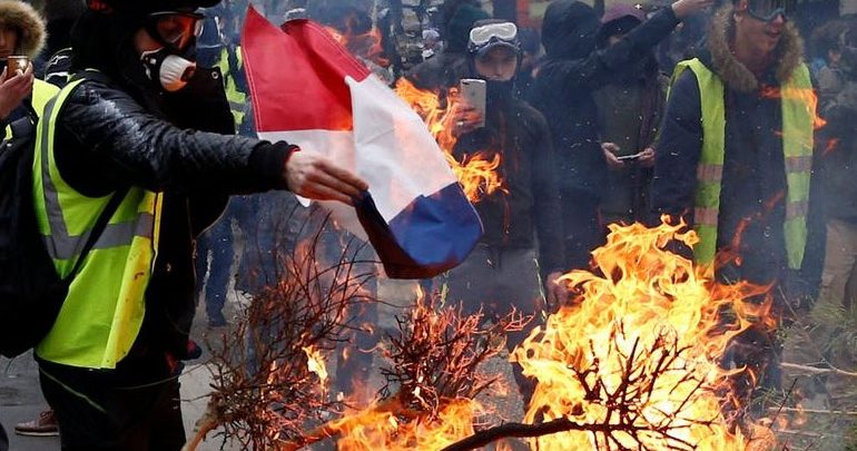 Τα «κίτρινα γιλέκα» και ο πρόεδρος Μακρόν Τα «κίτρινα γιλέκα» και ο πρόεδρος Μακρόν