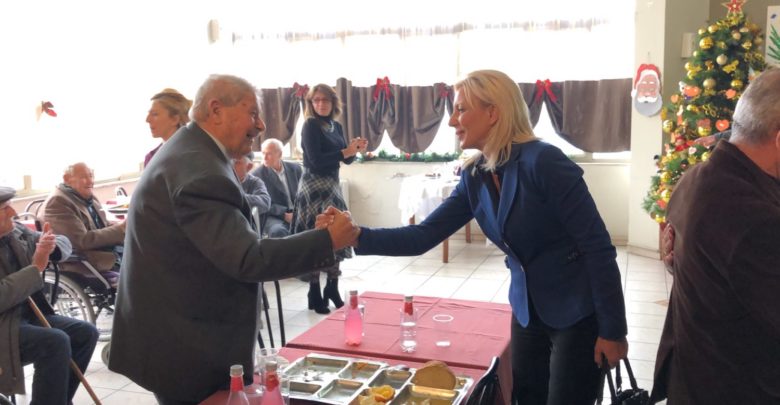 Το Γηροκομείο Λάρισας επισκέφτηκε η Καραλαριώτου Το Γηροκομείο Λάρισας επισκέφτηκε η Καραλαριώτου