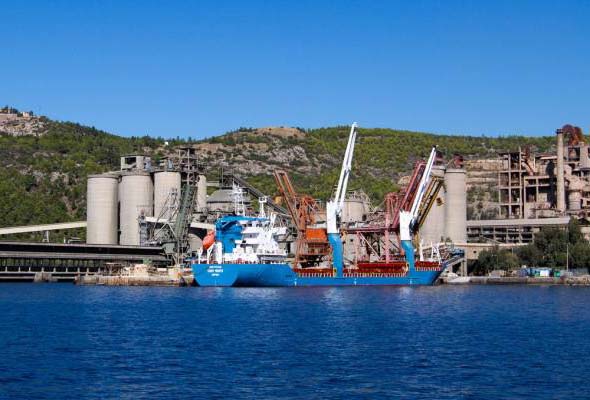 Πλοίο με σκουπίδια ξεφορτώνει στην ΑΓΕΤ - Συγκέντρωση από πολίτες την Τετάρτη στο εργοστάσιο Πλοίο με σκουπίδια ξεφορτώνει στην ΑΓΕΤ - Συγκέντρωση από πολίτες την Τετάρτη στο εργοστάσιο