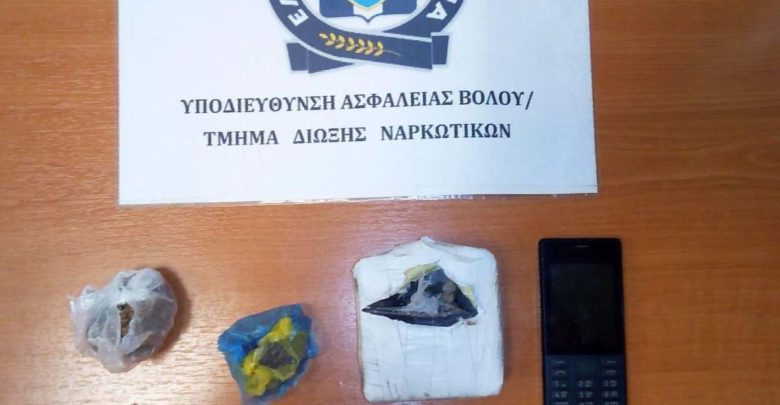 Με χειροπέδες ζευγάρι στο Βόλο για ηρωίνη και χασίς (φωτο) Με χειροπέδες ζευγάρι στο Βόλο για ηρωίνη και χασίς (φωτο)