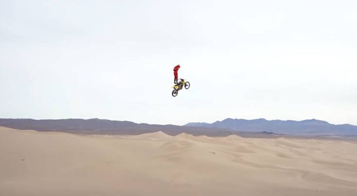 Κάνει base jumping οδηγώντας μηχανή Κάνει base jumping οδηγώντας μηχανή