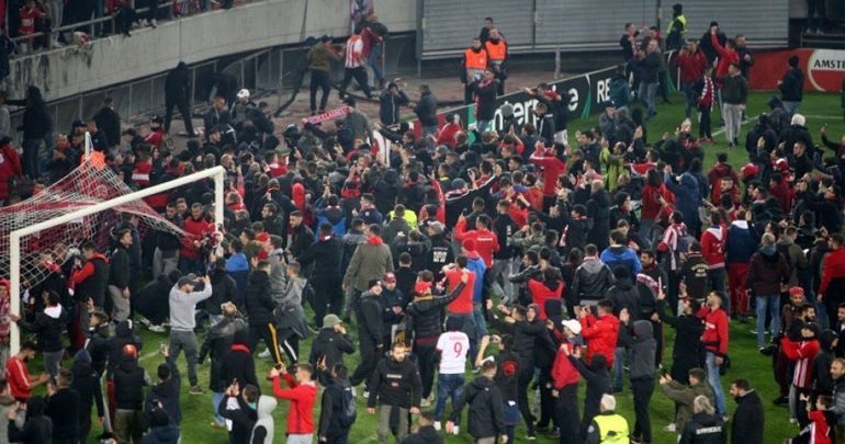Με αναστολή η τιμωρία του Ολυμπιακού από την UEFA - Θα παίξει με κόσμο κόντρα στην Ντιναμό Κιέβου Με αναστολή η τιμωρία του Ολυμπιακού από την UEFA - Θα παίξει με κόσμο κόντρα στην Ντιναμό Κιέβου