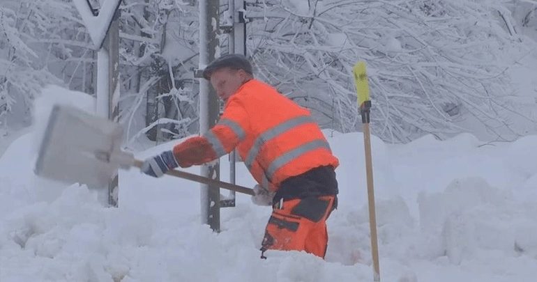 Αυστρία: Η χώρα «βουλιάζει» από τα χιόνια - Με ελικόπτερα του στρατού απομακρύνθηκαν 66 μαθητές Αυστρία: Η χώρα «βουλιάζει» από τα χιόνια - Με ελικόπτερα του στρατού απομακρύνθηκαν 66 μαθητές