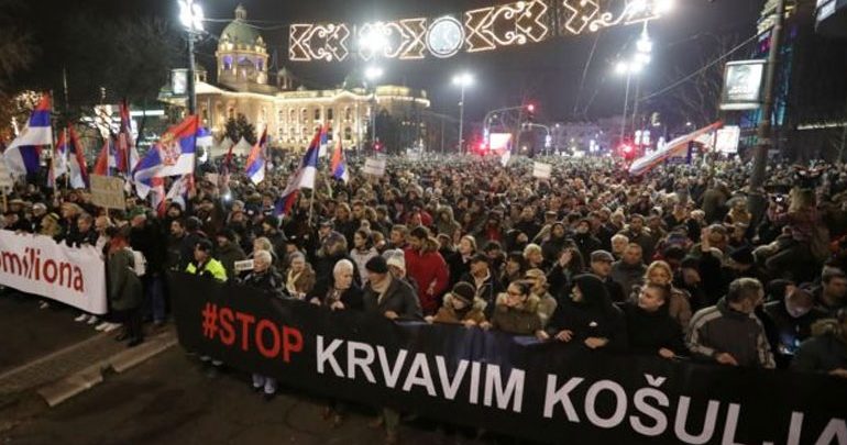 Χιλιάδες Σέρβοι συμμετείχαν σε διαδήλωση κατά του Βούτσιτς στο Βελιγράδι Χιλιάδες Σέρβοι συμμετείχαν σε διαδήλωση κατά του Βούτσιτς στο Βελιγράδι