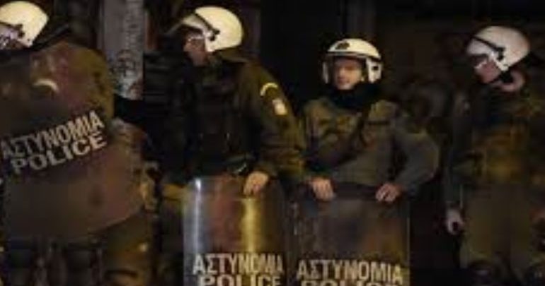 Ένταση στο κέντρο της Πάτρας - Οπαδοί του Ολυμπιακού πέταξαν πέτρες σε διμοιρία των ΜΑΤ Ένταση στο κέντρο της Πάτρας - Οπαδοί του Ολυμπιακού πέταξαν πέτρες σε διμοιρία των ΜΑΤ