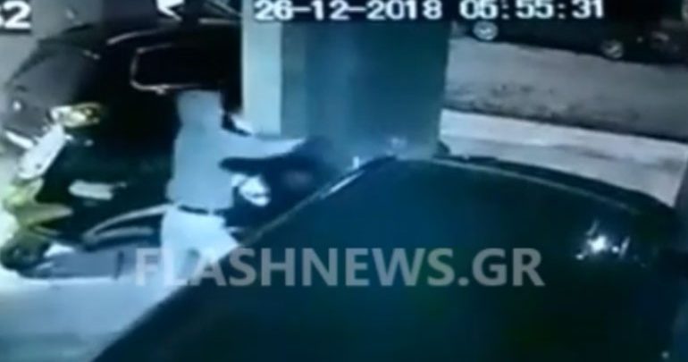 Βίντεο - ντοκουμέντο: Η στιγμή που άγνωστος επιτίθεται σε κοπέλα στα Χανιά Βίντεο - ντοκουμέντο: Η στιγμή που άγνωστος επιτίθεται σε κοπέλα στα Χανιά