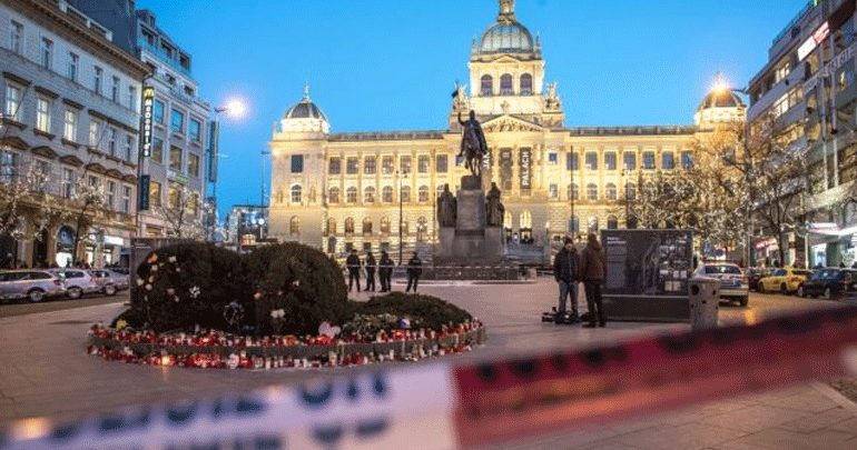 Τσεχία: Άνδρας αυτοπυρπολήθηκε σε πλατεία της Πράγας Τσεχία: Άνδρας αυτοπυρπολήθηκε σε πλατεία της Πράγας