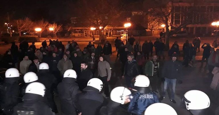 Εν μέσω αποδοκιμασιών και υπό την προστασία των ΜΑΤ ο Σκουρλέτης στο Δημαρχείο του Βόλου Εν μέσω αποδοκιμασιών και υπό την προστασία των ΜΑΤ ο Σκουρλέτης στο Δημαρχείο του Βόλου