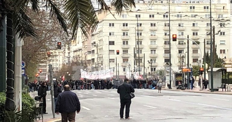 Σε εξέλιξη αντιδιαδήλωση στα Προπύλαια Σε εξέλιξη αντιδιαδήλωση στα Προπύλαια