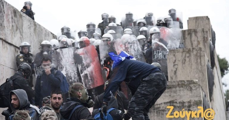 Βίντεο-ντοκουμέντο: Μάχη σώμα με σώμα διαδηλωτών με τα ΜΑΤ Βίντεο-ντοκουμέντο: Μάχη σώμα με σώμα διαδηλωτών με τα ΜΑΤ