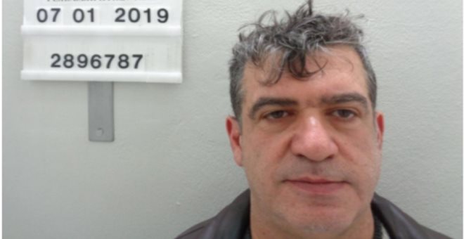 Στη δημοσιότητα φωτογραφίες του καθηγητή που ασελγούσε σε μαθήτριές του Στη δημοσιότητα φωτογραφίες του καθηγητή που ασελγούσε σε μαθήτριές του