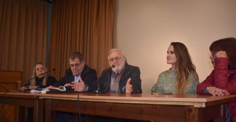Γεμάτη η αίθουσα στην παρουσίαση του βιβλίου στη Λάρισα για τον Αλέξανδρο Παπαδιαμάντη παρουσία του Γιάννη Σμαραγδή Γεμάτη η αίθουσα στην παρουσίαση του βιβλίου στη Λάρισα για τον Αλέξανδρο Παπαδιαμάντη παρουσία του Γιάννη Σμαραγδή