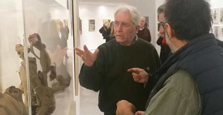 Ξενάγηση στην έκθεση του Ανδρέα Γιαννούτσου «επίμονες χartινες κυρίες» πραγματοποιήθηκε στην Δημοτική Πινακοθήκη Λάρισας (φωτο) Ξενάγηση στην έκθεση του Ανδρέα Γιαννούτσου «επίμονες χartινες κυρίες» πραγματοποιήθηκε στην Δημοτική Πινακοθήκη Λάρισας (φωτο)