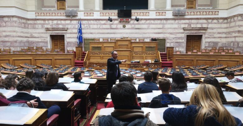 Με μαθητές του 4ου Δημοτικού Σχολείου ο Κέλλας στη Βουλή Με μαθητές του 4ου Δημοτικού Σχολείου ο Κέλλας στη Βουλή