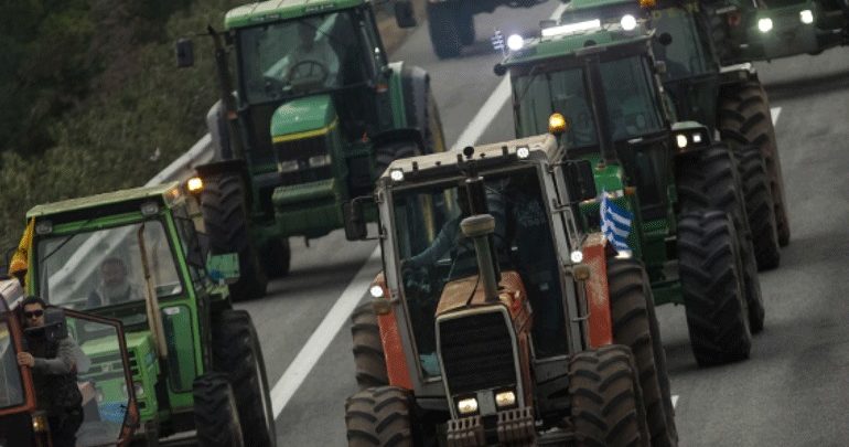 Αγρότες της δυτικής Αχαΐας απέκλεισαν τη νέα εθνική οδό Πατρών - Πύργου Αγρότες της δυτικής Αχαΐας απέκλεισαν τη νέα εθνική οδό Πατρών - Πύργου