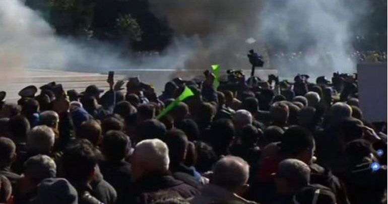 Επεισόδια στο Πρωθυπουργικό Μέγαρο της Αλβανίας Επεισόδια στο Πρωθυπουργικό Μέγαρο της Αλβανίας