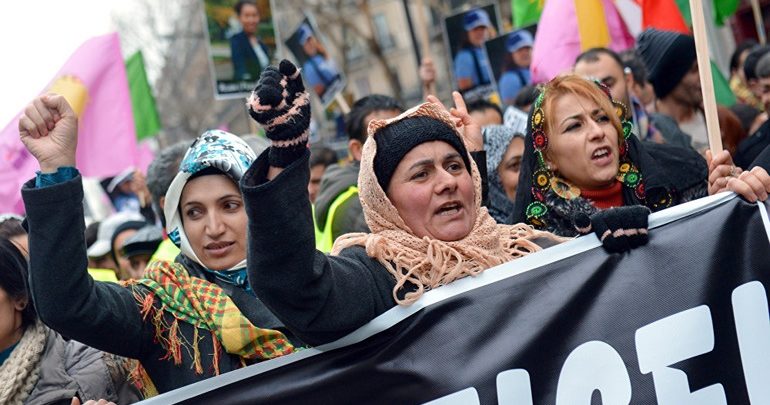 Γαλλία: Χιλιάδες Κούρδοι διαδηλώνουν είκοσι χρόνια μετά τη σύλληψη του Οτσαλάν Γαλλία: Χιλιάδες Κούρδοι διαδηλώνουν είκοσι χρόνια μετά τη σύλληψη του Οτσαλάν