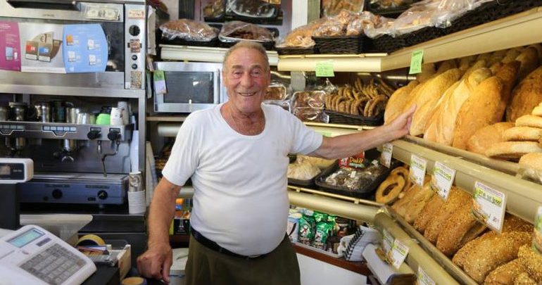 Πέθανε ο φούρναρης της Κω που είχε τιμηθεί για την βοήθειά που πρόσφερε σε αμέτρητους πρόσφυγες Πέθανε ο φούρναρης της Κω που είχε τιμηθεί για την βοήθειά που πρόσφερε σε αμέτρητους πρόσφυγες
