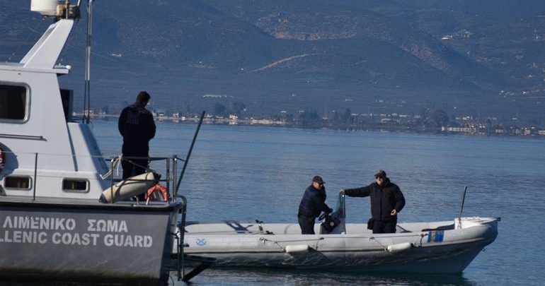 Σε εξέλιξη έρευνες στην Καλντέρα της Σαντορίνης έπειτα από πτώση ΙΧ σε βράχια Σε εξέλιξη έρευνες στην Καλντέρα της Σαντορίνης έπειτα από πτώση ΙΧ σε βράχια