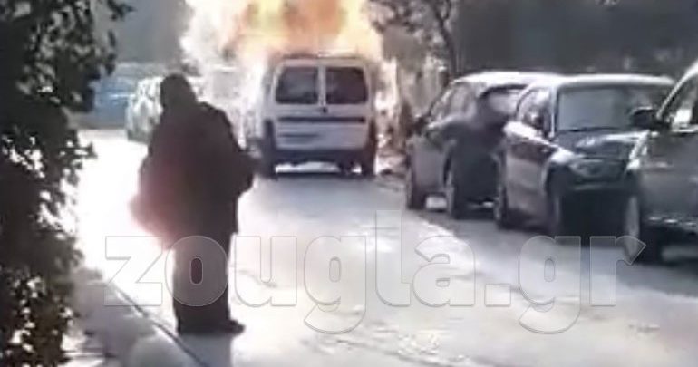 Φωτιά σε όχημα στη Βάρκιζα Φωτιά σε όχημα στη Βάρκιζα