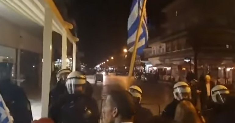 Δέκα προσαγωγές για τα επεισόδια στην ομιλία του Τζανακόπουλου στην Κατερίνη Δέκα προσαγωγές για τα επεισόδια στην ομιλία του Τζανακόπουλου στην Κατερίνη