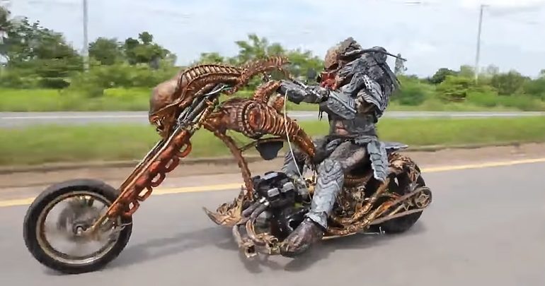 Όταν ο Κυνηγός έπιασε το Alien Όταν ο Κυνηγός έπιασε το Alien