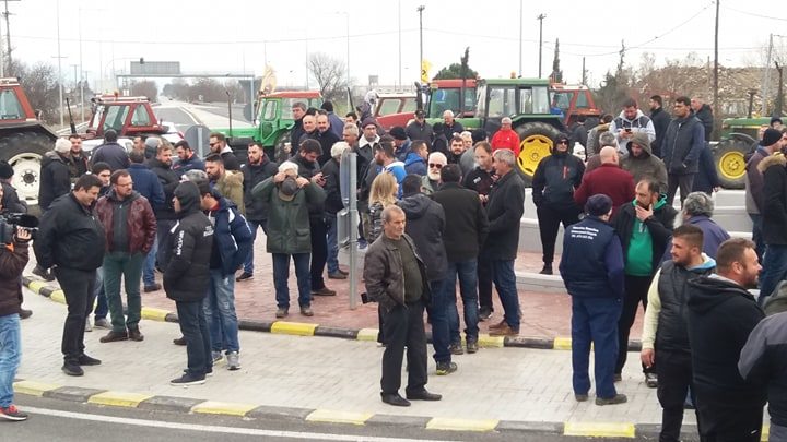 Έκλεισαν με τρακτέρ τον κόμβο του Πλατυκάμπου οι αγρότες - Δείτε φωτογραφίες Έκλεισαν με τρακτέρ τον κόμβο του Πλατυκάμπου οι αγρότες - Δείτε φωτογραφίες