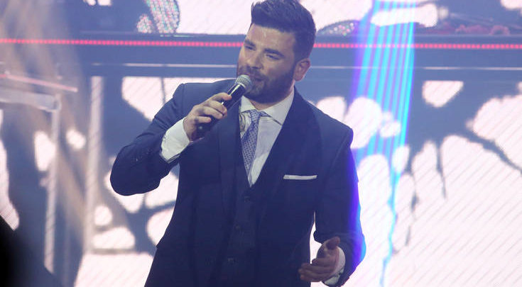 «Λείπεις κάθε στιγμή κάθε λεπτό, η πληγή δεν μπαλώνει» «Λείπεις κάθε στιγμή κάθε λεπτό, η πληγή δεν μπαλώνει»