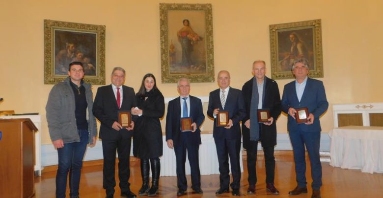 Λαρισαίοι αεροπόροι βραβεύθηκαν από την Ένωση Απόστρατων Αξιωματικών Αεροπορίας Λαρισαίοι αεροπόροι βραβεύθηκαν από την Ένωση Απόστρατων Αξιωματικών Αεροπορίας