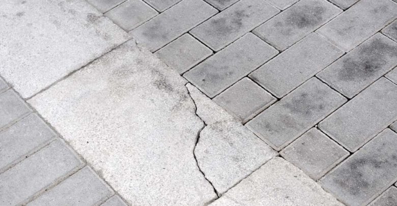 Τι συμβαίνει με τα έργα στη Λάρισα; - Σπασμένα μάρμαρα και κυβόλιθοι και στην ολοκαίνουρια οδό Βενιζέλου! Τι συμβαίνει με τα έργα στη Λάρισα; - Σπασμένα μάρμαρα και κυβόλιθοι και στην ολοκαίνουρια οδό Βενιζέλου!