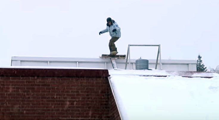 Το snowboard πάνω σε μία στέγη δεν είναι καλή ιδέα Το snowboard πάνω σε μία στέγη δεν είναι καλή ιδέα