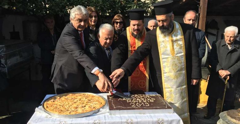 Πλήθος κόσμου στην κοπή πίτας του Μορφωτικού Συλλόγου -Λαογραφικού Μουσείου Γόννων Πλήθος κόσμου στην κοπή πίτας του Μορφωτικού Συλλόγου -Λαογραφικού Μουσείου Γόννων