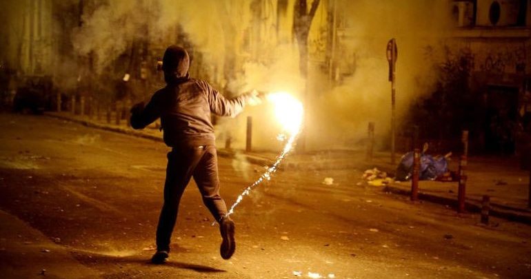 Επεισόδια με μολότοφ στο κέντρο της Αθήνας - Τραυματίστηκε αστυνομικός Επεισόδια με μολότοφ στο κέντρο της Αθήνας - Τραυματίστηκε αστυνομικός