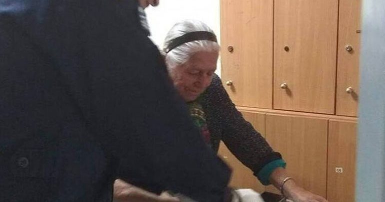 Στο πλευρό της 90χρονης γιαγιάς που συνελήφθη η οικογένεια Σαββίδη Στο πλευρό της 90χρονης γιαγιάς που συνελήφθη η οικογένεια Σαββίδη