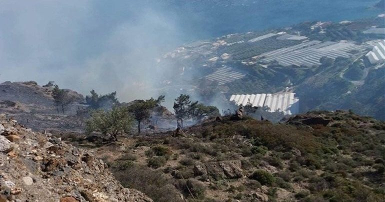 Πυρκαγιά στην Ιεράπετρα. Δυσκολεύουν το έργο της κατάσβεσης οι ισχυροί άνεμοι Πυρκαγιά στην Ιεράπετρα. Δυσκολεύουν το έργο της κατάσβεσης οι ισχυροί άνεμοι