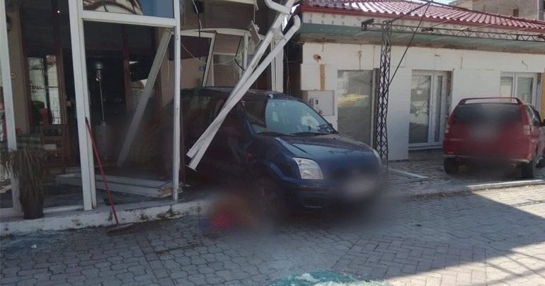 Πρέβεζα: Οδηγός παρέσυρε πεζή και κατέληξε μέσα σε κατάστημα Πρέβεζα: Οδηγός παρέσυρε πεζή και κατέληξε μέσα σε κατάστημα