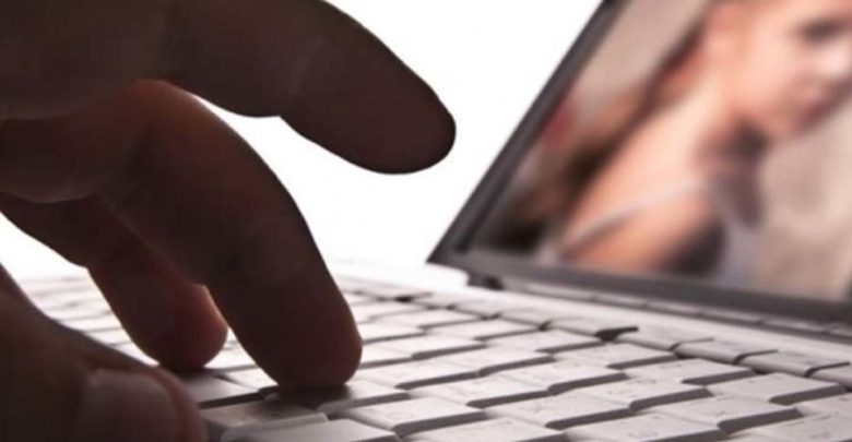 Χειροπέδες σε άνδρα για πορνογραφία ανηλίκων μέσω διαδικτύου Χειροπέδες σε άνδρα για πορνογραφία ανηλίκων μέσω διαδικτύου