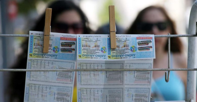 Ο Λαρισαίος είχε ξεχάσει να κοιτάξει το πρωτοχρονιάτικο λαχείο και μόλις το είδε... έπαθε σοκ! Ο Λαρισαίος είχε ξεχάσει να κοιτάξει το πρωτοχρονιάτικο λαχείο και μόλις το είδε... έπαθε σοκ!