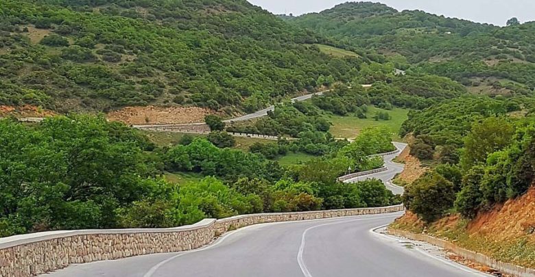 Δρόμος… σαν ζωγραφιά, πάνω απ’ τα Μετέωρα Δρόμος… σαν ζωγραφιά, πάνω απ’ τα Μετέωρα