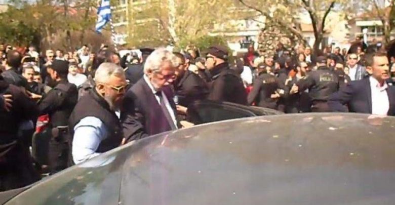 Άγρια αποδοκιμασία βουλευτή του ΣΥΡΙΖΑ στην Κατερίνη (βίντεο) Άγρια αποδοκιμασία βουλευτή του ΣΥΡΙΖΑ στην Κατερίνη (βίντεο)