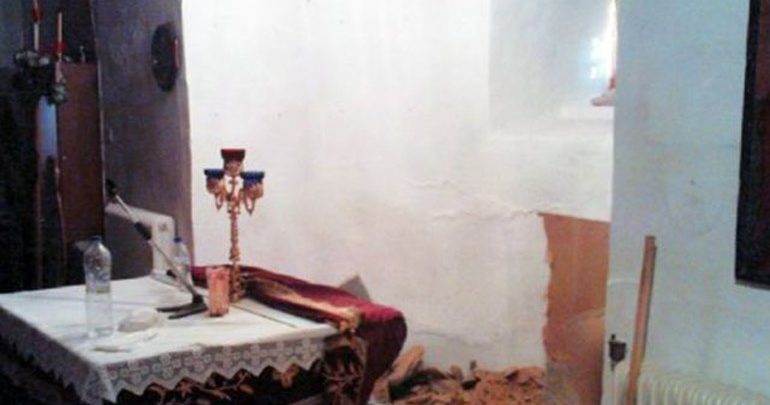 «Χρυσοθήρες» έσκαψαν το Ιερό εκκλησίας στην Αμφίκλεια για να βρουν θησαυρό! «Χρυσοθήρες» έσκαψαν το Ιερό εκκλησίας στην Αμφίκλεια για να βρουν θησαυρό!