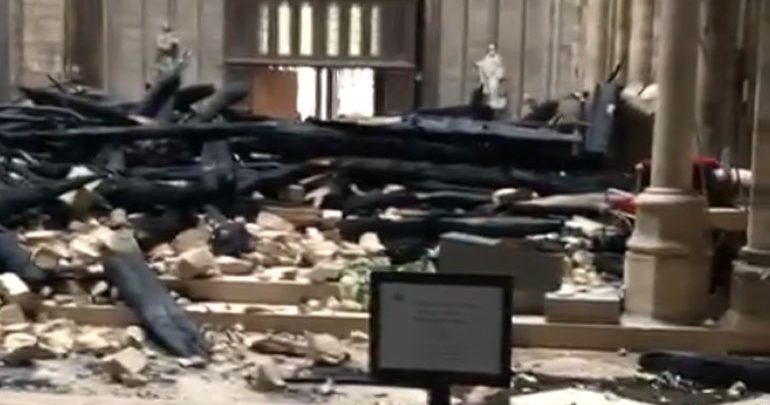 Τα πρώτα πλάνα από την καταστροφή στο εσωτερικό της Notre Dame Τα πρώτα πλάνα από την καταστροφή στο εσωτερικό της Notre Dame