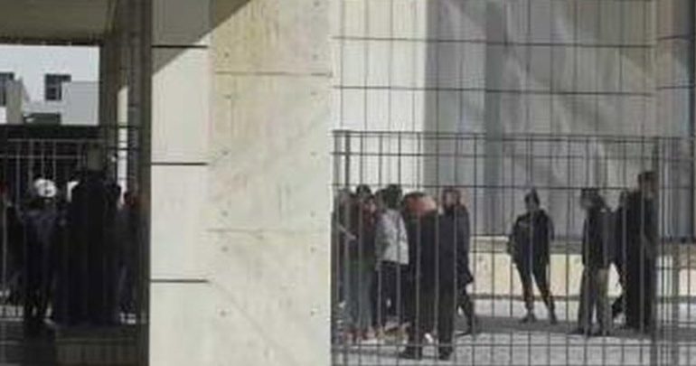 Εισβολή αντιεξουσιαστών στη δίκη για τη δολοφονία του Σαχζάτ Λουκμάν Εισβολή αντιεξουσιαστών στη δίκη για τη δολοφονία του Σαχζάτ Λουκμάν
