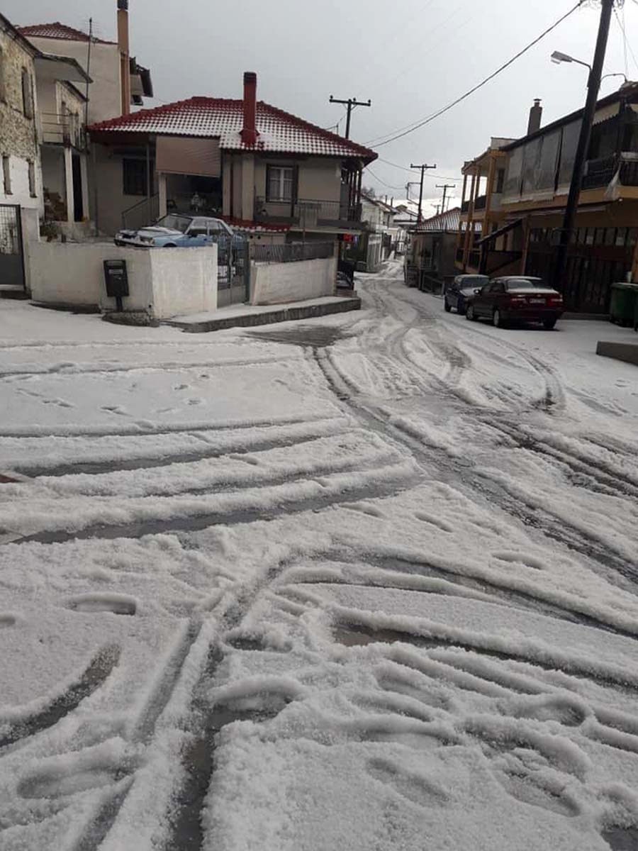 Απίστευτες εικόνες στη Βερδικούσια: Κατακλυσμός από... χαλάζι - Το "έστρωσε" κανονικά! (φωτό - video)