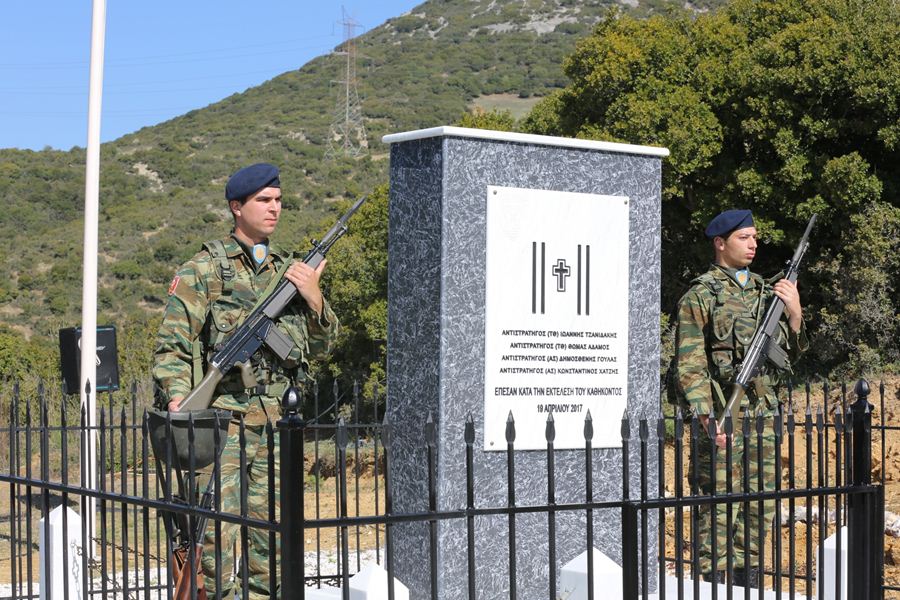 Σε κλίμα συγκίνησης το τρισάγιο για την τραγωδία στο Σαραντάπορο - Δείτε φωτογραφίες