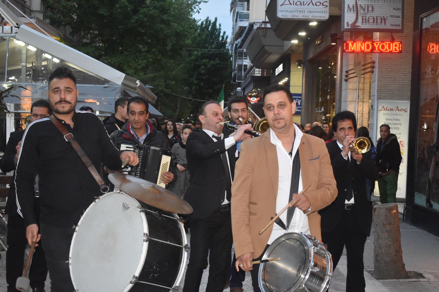 Στους δρόμους της Λάρισας παρέλασαν οι Σαμαριναίοι (φωτο - βίντεο)