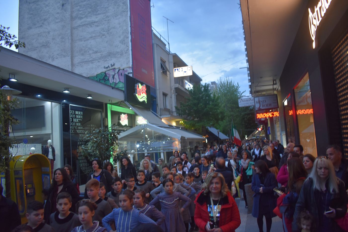 Στους δρόμους της Λάρισας παρέλασαν οι Σαμαριναίοι (φωτο - βίντεο)