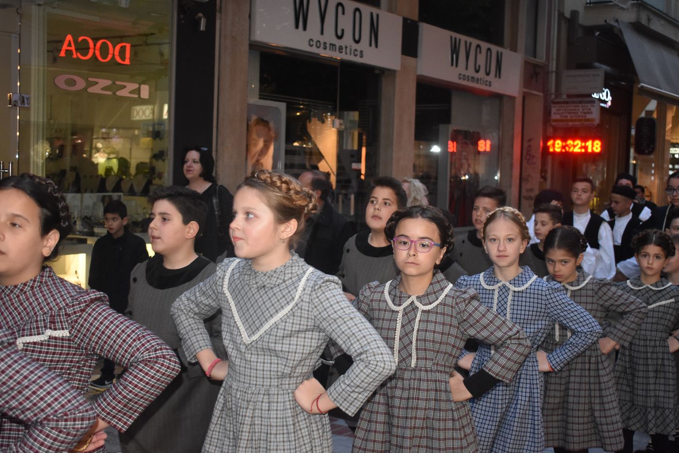 Στους δρόμους της Λάρισας παρέλασαν οι Σαμαριναίοι (φωτο - βίντεο)