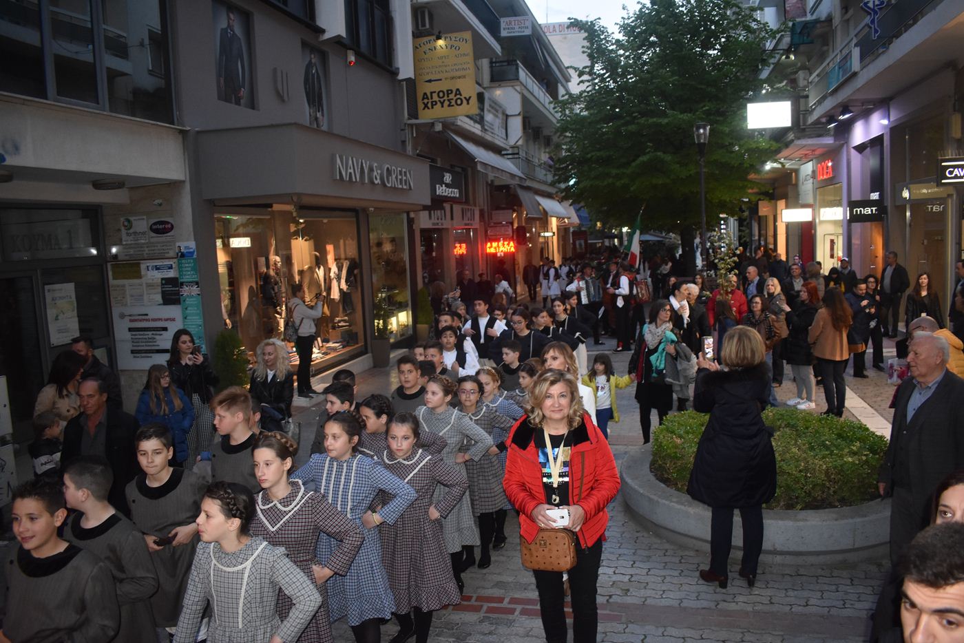 Στους δρόμους της Λάρισας παρέλασαν οι Σαμαριναίοι (φωτο - βίντεο)