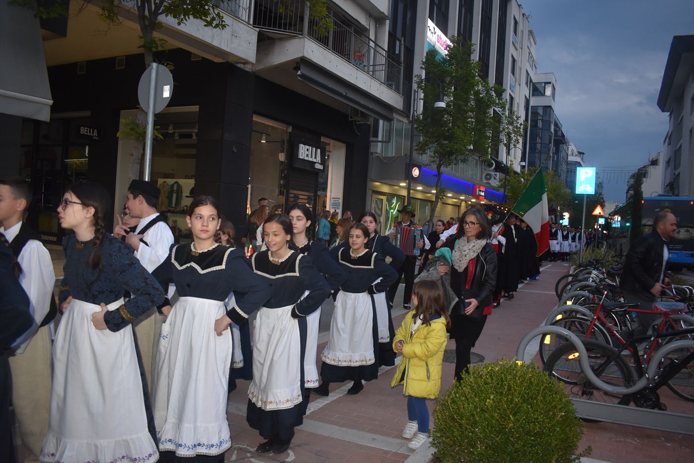 Στους δρόμους της Λάρισας παρέλασαν οι Σαμαριναίοι (φωτο - βίντεο)